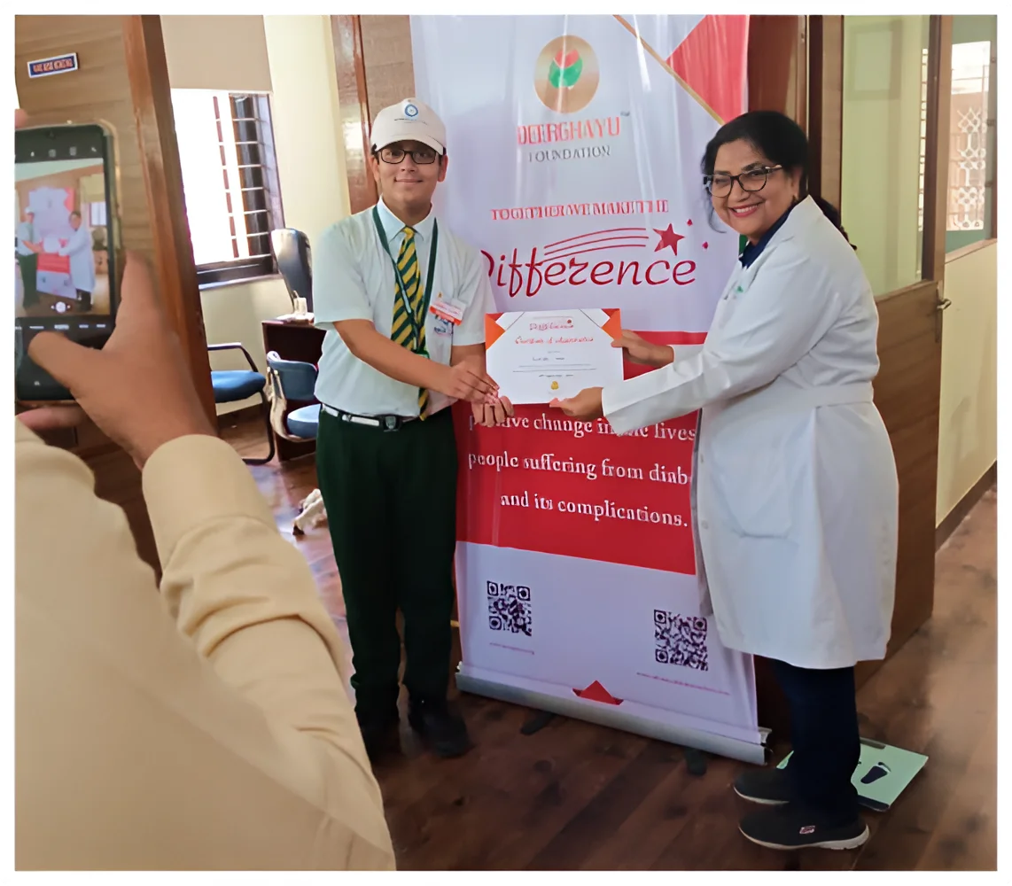 Dr garima chaturvedi giving certificate to school Student